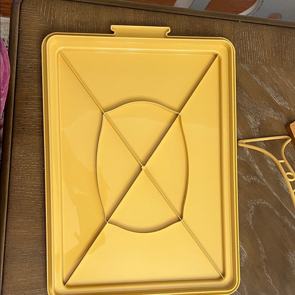 Tupperware Cream and Yellow Rectangular Carrier - Picture 7 of 8